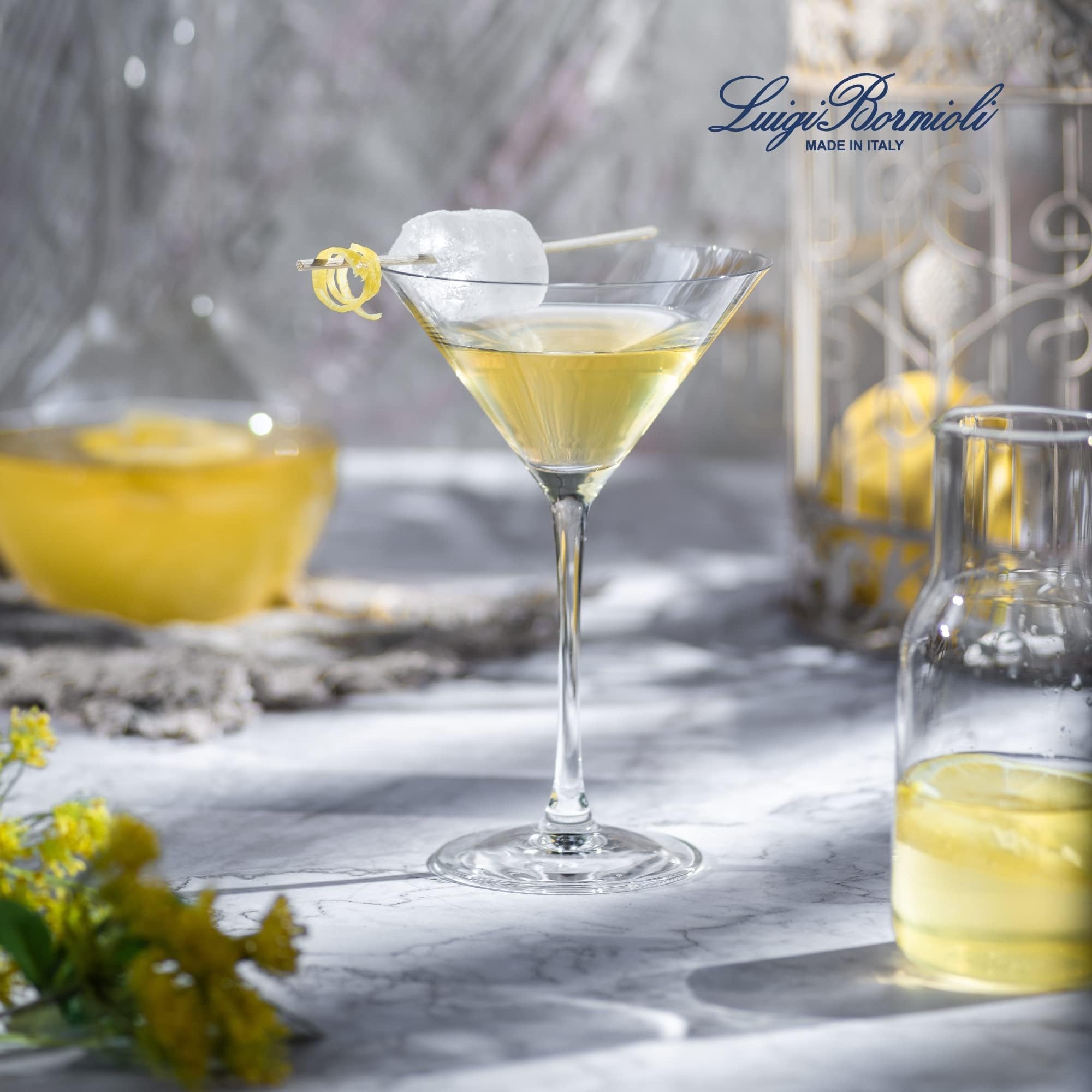 Copa martini Crescendo de Luigi Bormioli, base plana estable para barra ordenada