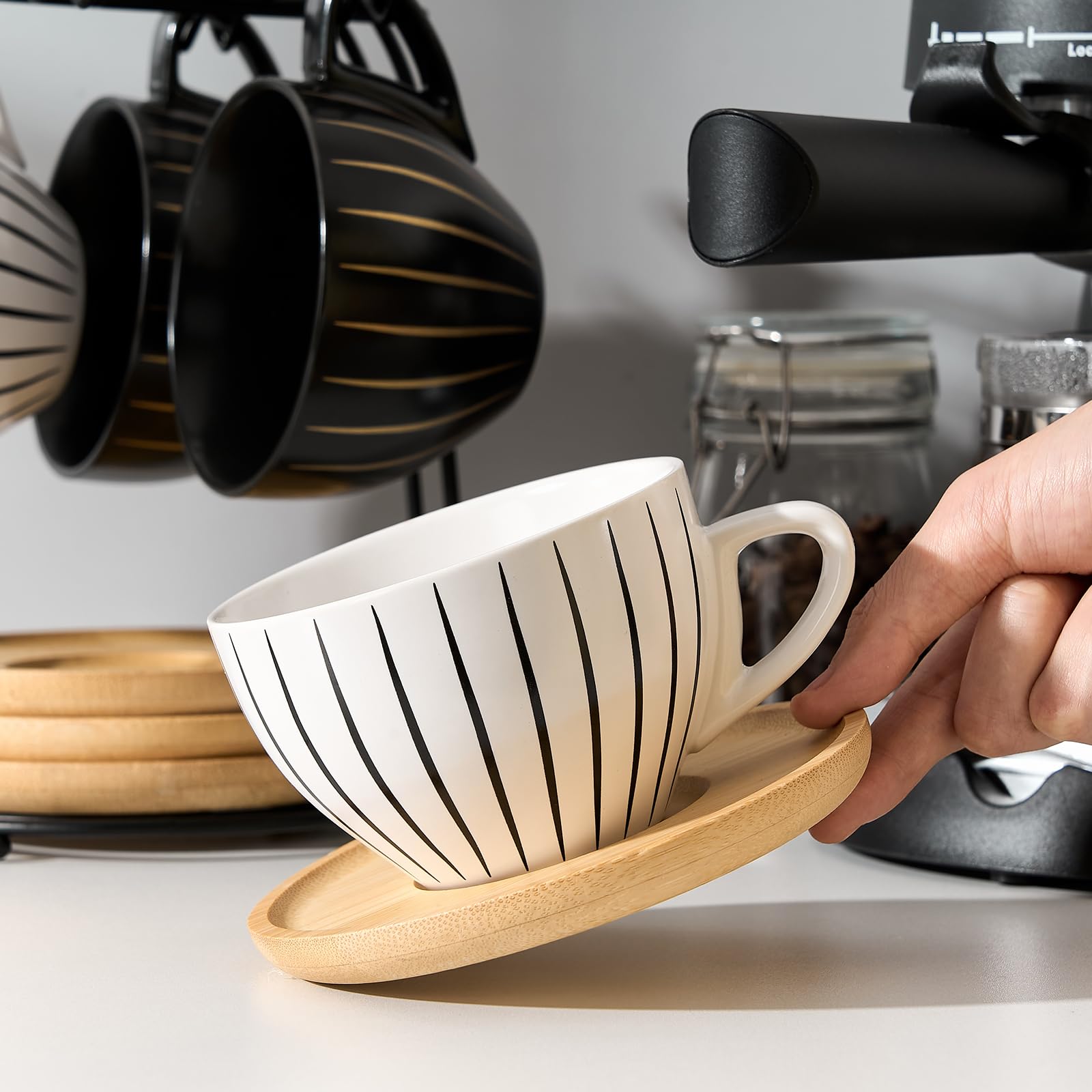 Detalles rayados blanco y negro Luka, toque contemporáneo para la mesa.