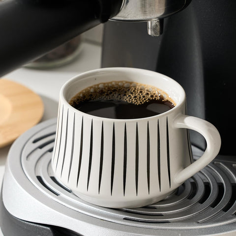 Demitasse de Luka con diseño clásico en cerámica blanca para degustar café expreso.