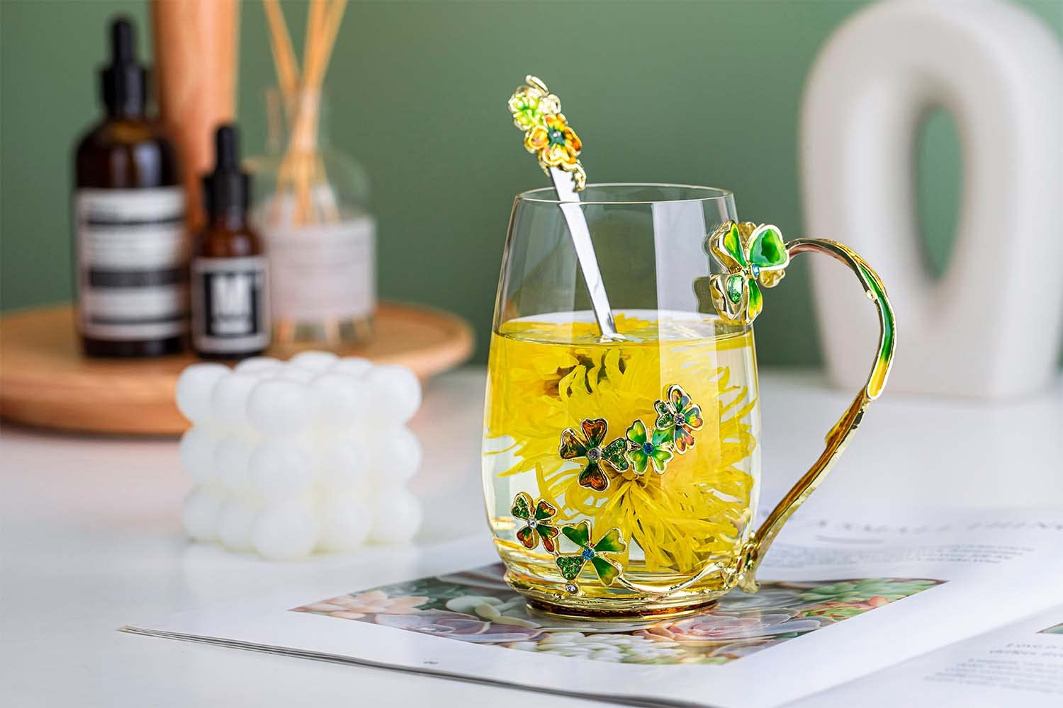 Taza Luka Tech de vidrio con flor rosa y mariposa, ideal para té.