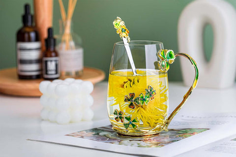 Taza Luka Tech de vidrio con flor rosa y mariposa, ideal para té.