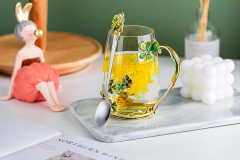 Uso diario de la taza Luka Tech para té o café caliente.