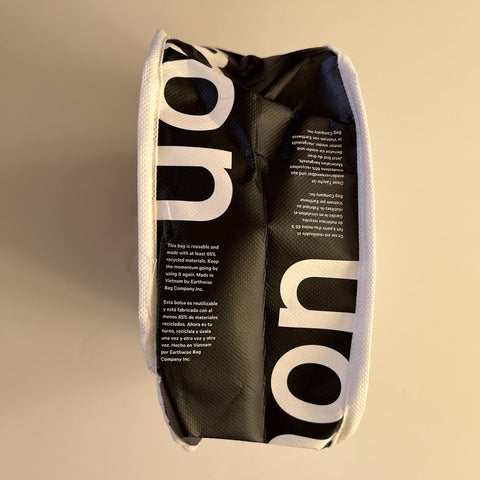 Bolsa tote blanca de lululemon para playa, práctica para objetos personales.
