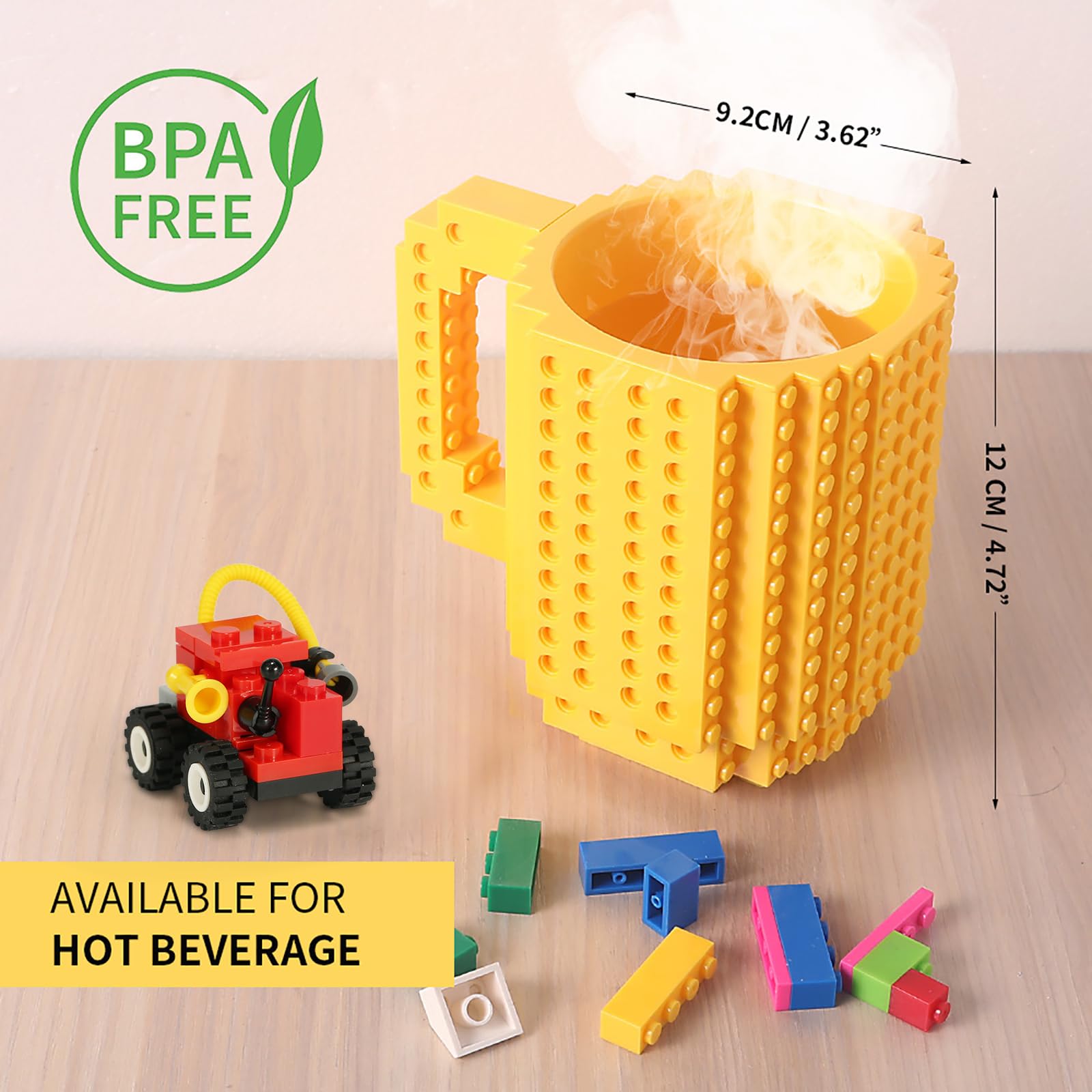 Manos sosteniendo la taza Lumsburry, regalo divertido para niños y adultos.
