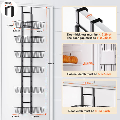LUXEAR baño organizando toallas y productos de higiene en la puerta