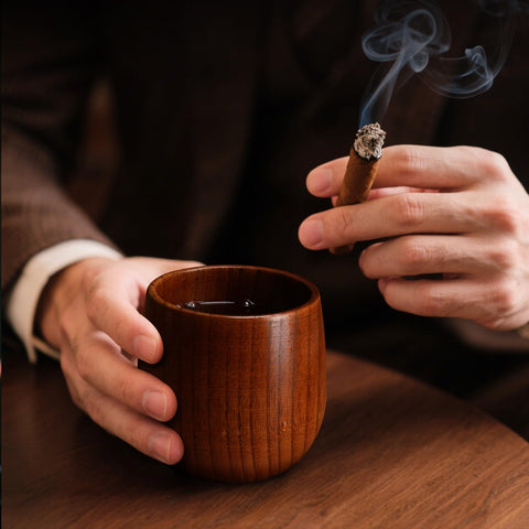 Uso versátil con whisky, bourbon o té en vaso de madera LUXULISH.