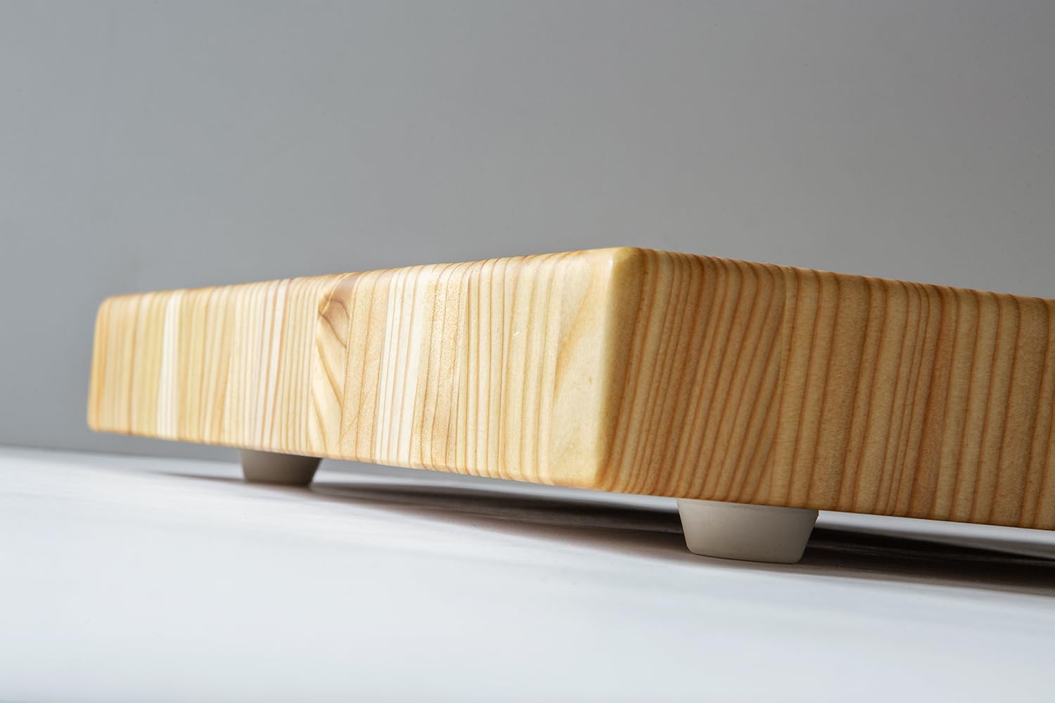 Tabla LW Handmade Larch grano final, ideal para cortes de carne con superficie resistente.