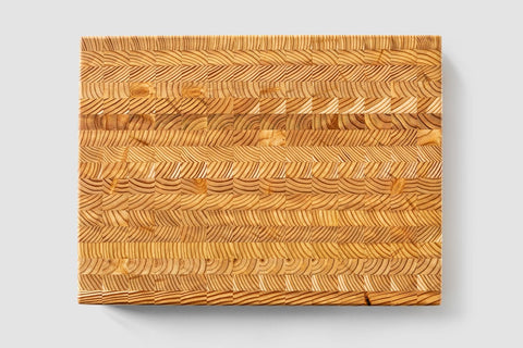 Tabla LW Handmade Larch grano final, vista de grosor para control de cuchillos.