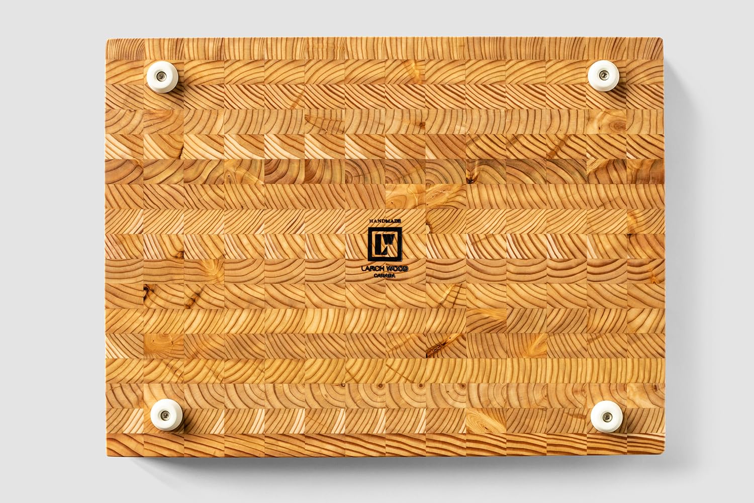 Base con patas antideslizantes en la tabla LW Handmade Larch para seguridad.