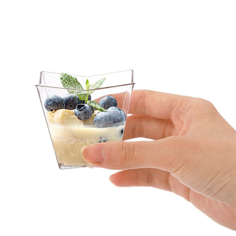 Lyellfe postre mousse y tiramisú en vaso claro para degustaciones.
