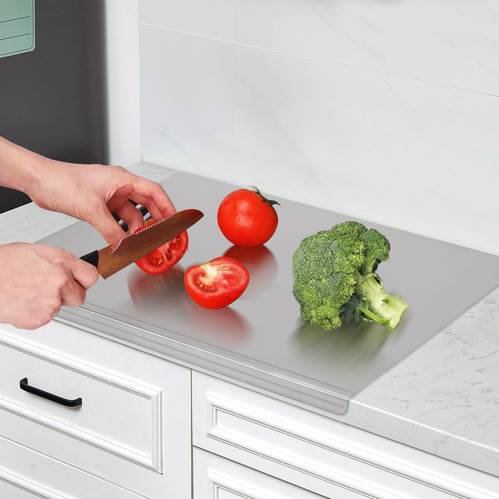 Tabla LYHLYA ligera y compacta, ideal para cocinas pequeñas.