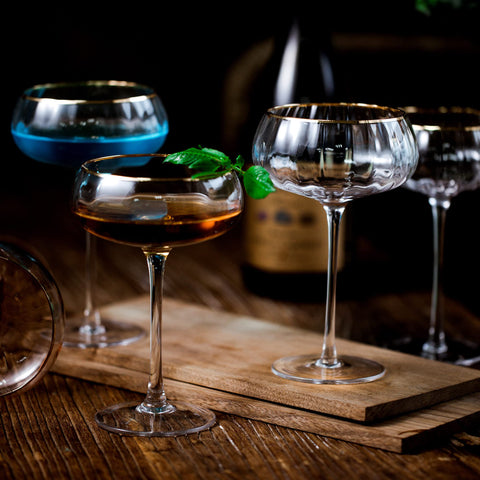 Copa Lysenn para cócteles y champagne, borde dorado y estilo clásico.