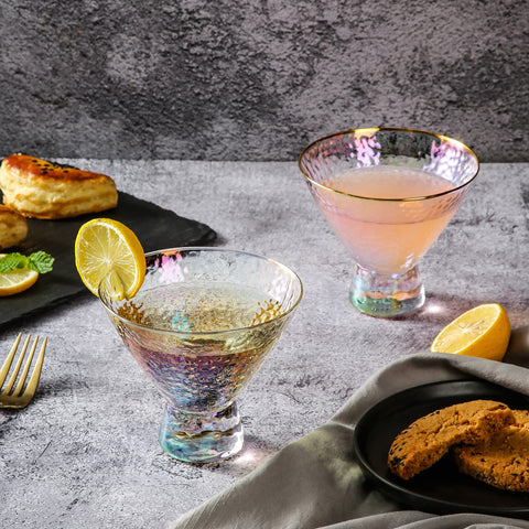 Copas de martini Lysenn con borde dorado, lujo y durabilidad para reuniones.