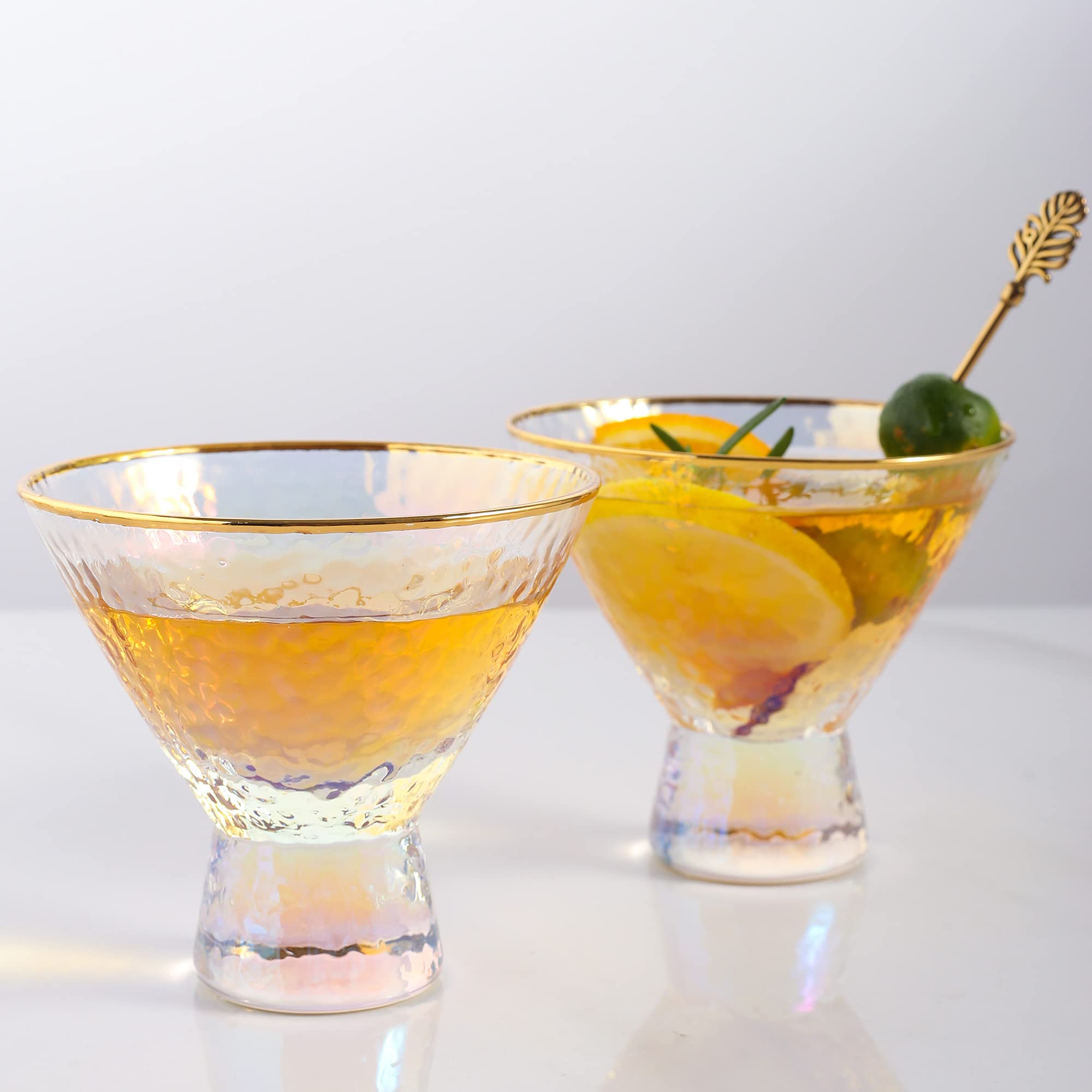 Copas Lysenn de martini iridiscentes sin tallo, ideales para cócteles elegantes.