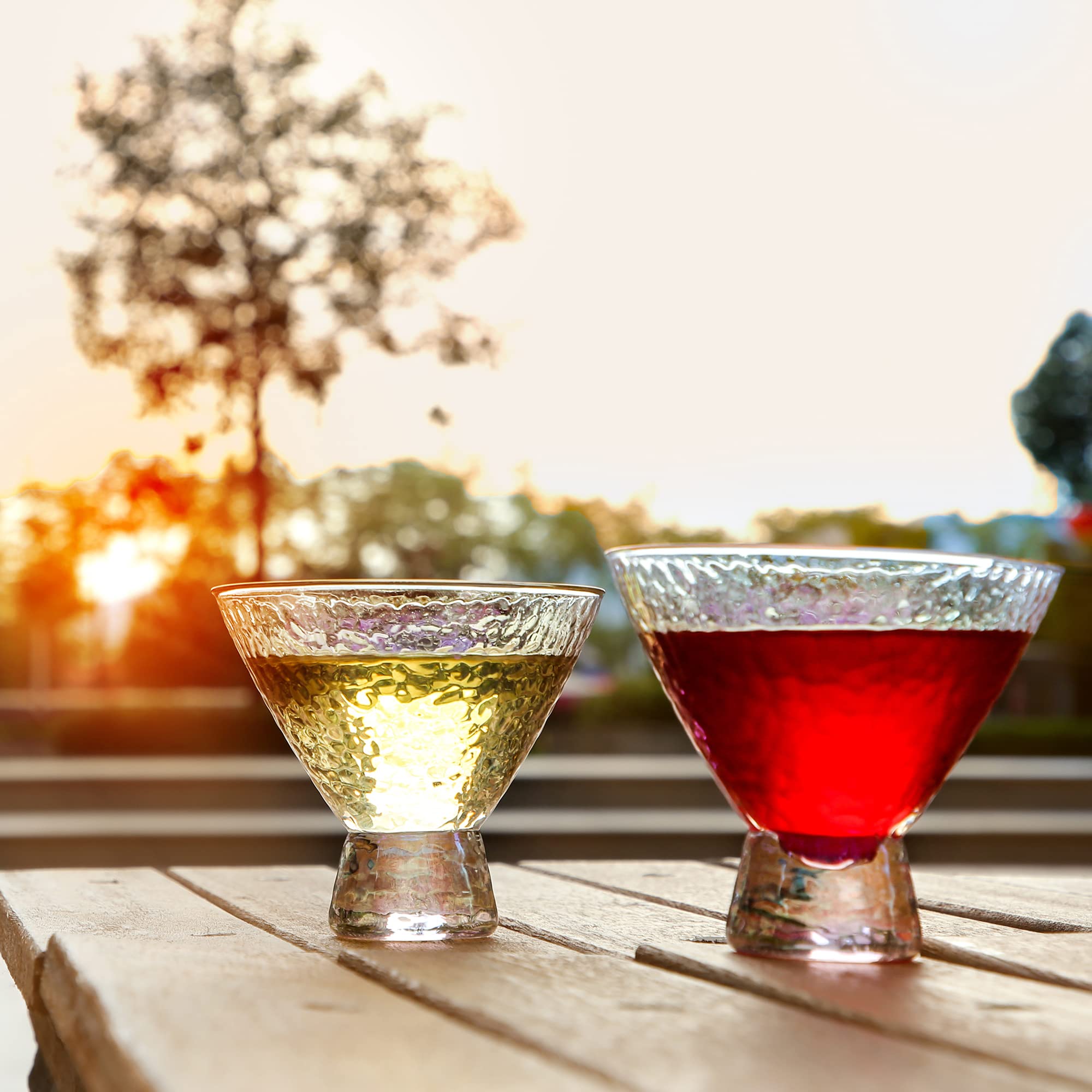 Copas martini Lysenn, diseño martillado e iridiscente para presentar bebidas.