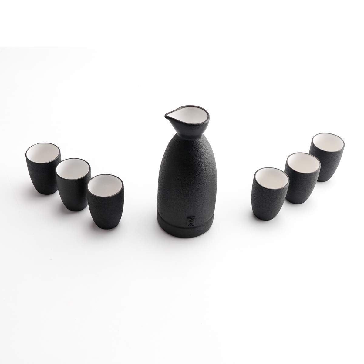 Mesa lista para servir sake con Lyty, diseño refinado.