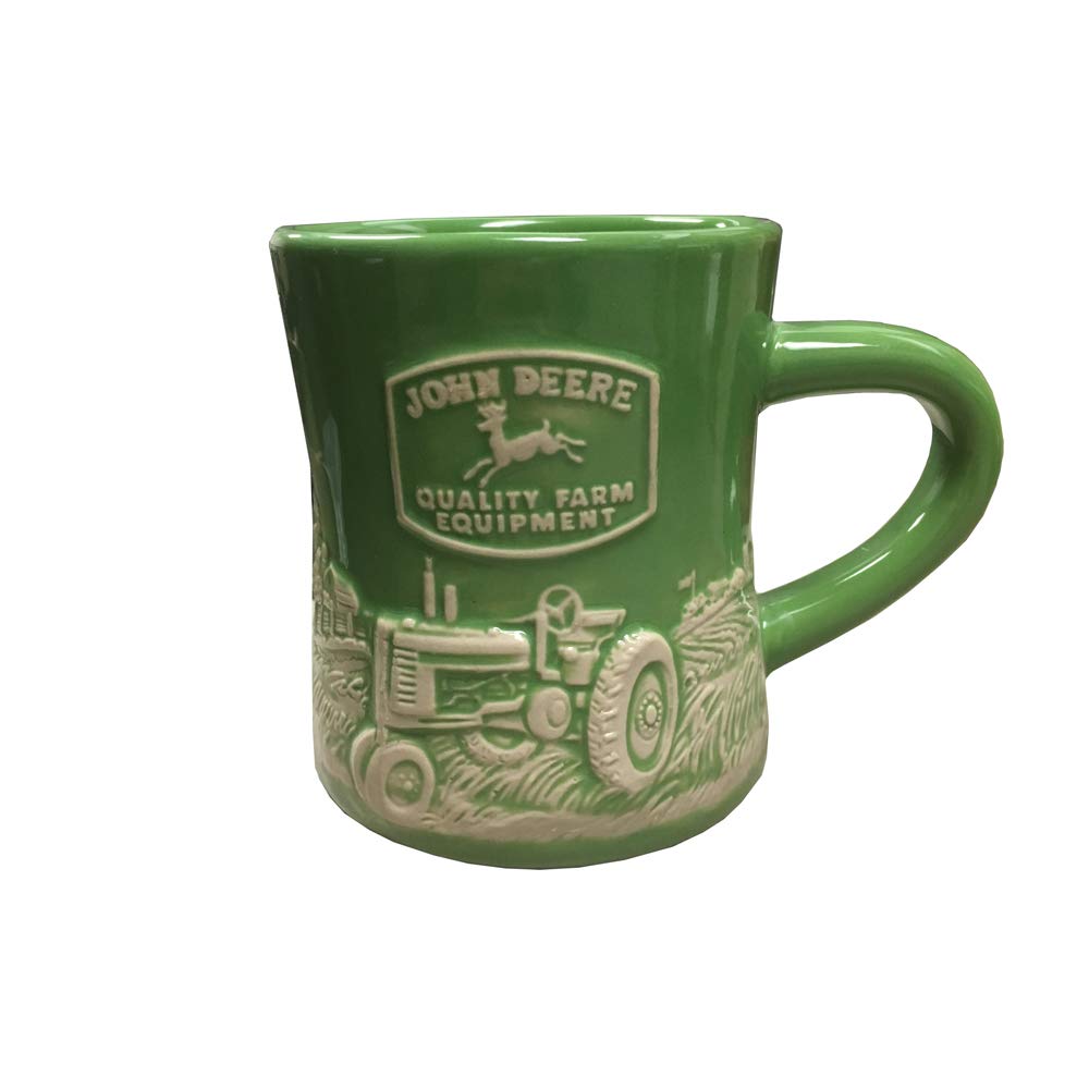 Taza John Deere con relieve de escena de campo, ideal para colección de aficionados.