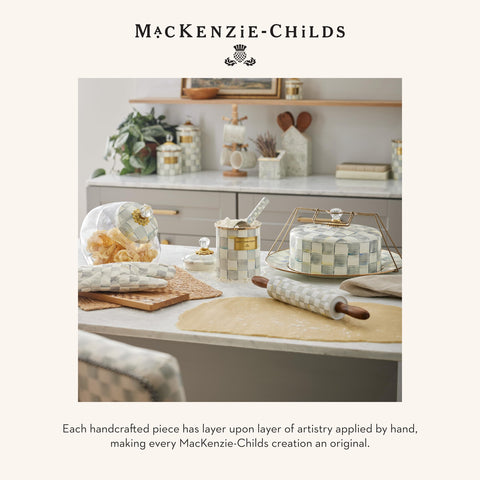 Acabado brillante en bandeja esmaltada de MACKENZIE-CHILDS para servir con elegancia