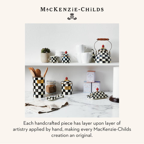 MACKENZIE-CHILDS accesorios de cocina que realzan la encimera y la mesa.