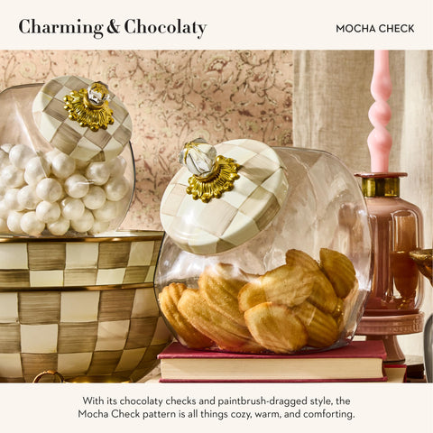 Contenedor de vidrio Mackenzie-Childs con tapa, perfecto para galletas y meriendas.