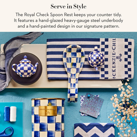 MACKENZIE-CHILDS detalle de los cuadros azul-blancos para estilizar la cocina.