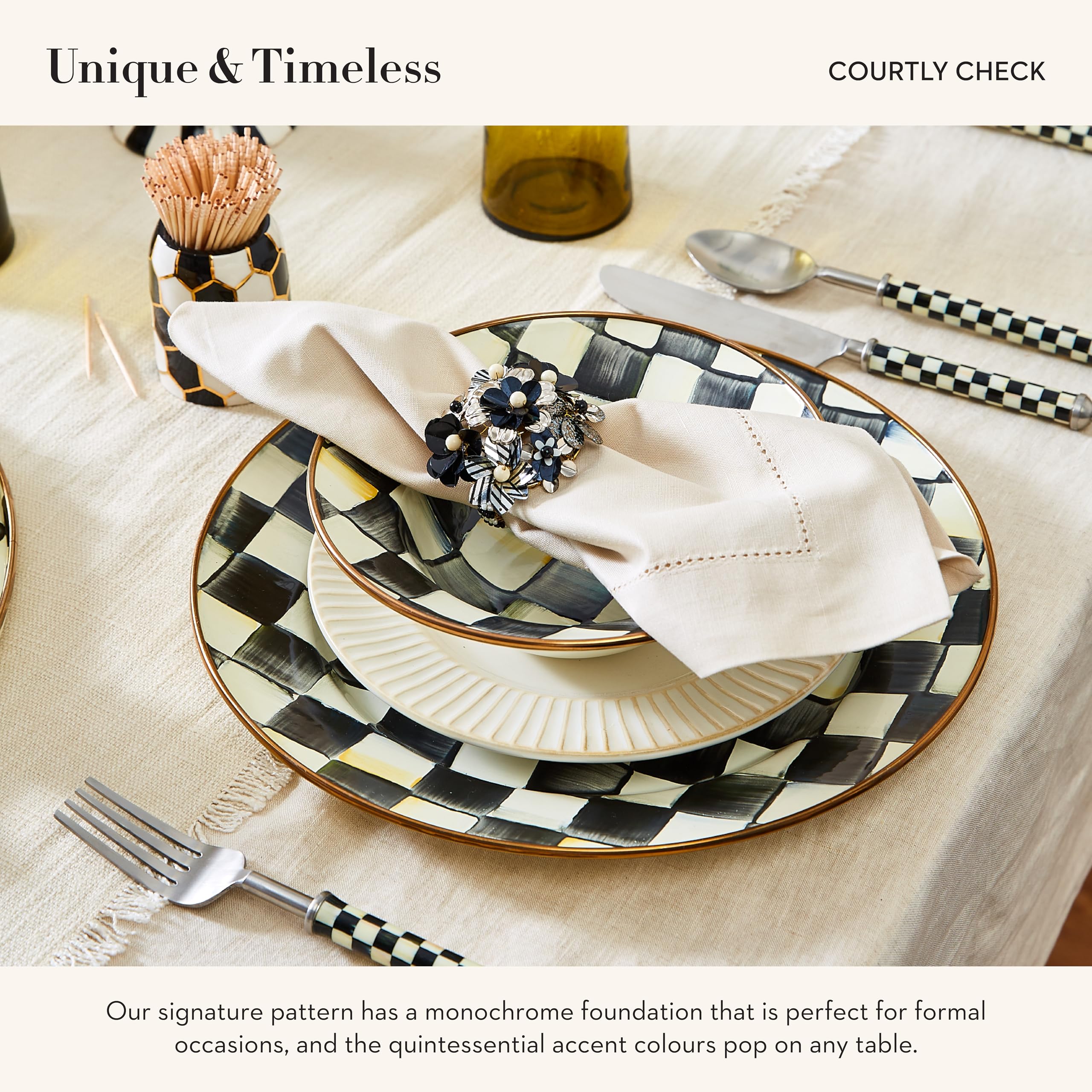 MacKenzie-Childs detalle esmaltado brillante Courtly Check en la bandeja.