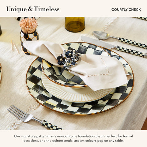 MacKenzie-Childs detalle esmaltado brillante Courtly Check en la bandeja.
