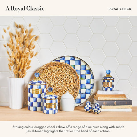 Detalle esmaltado con patrón azul y blanco Royal Check de MacKenzie-Childs.