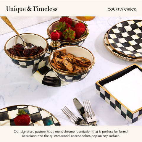Detalle decorativo cerámico Courtly Check para la mesa de Mackenzie-Childs.