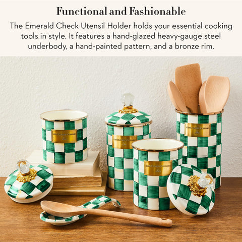 Detalle del patrón Emerald Check en porta-utensilios Mackenzie-Childs para decoración.