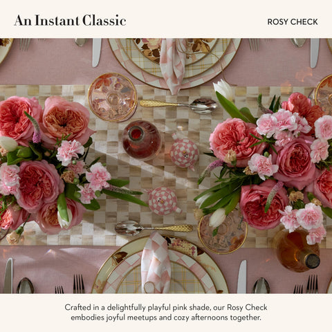 MACKENZIE-CHILDS detalle-rosy-check: toque campestre que realza la mesa.
