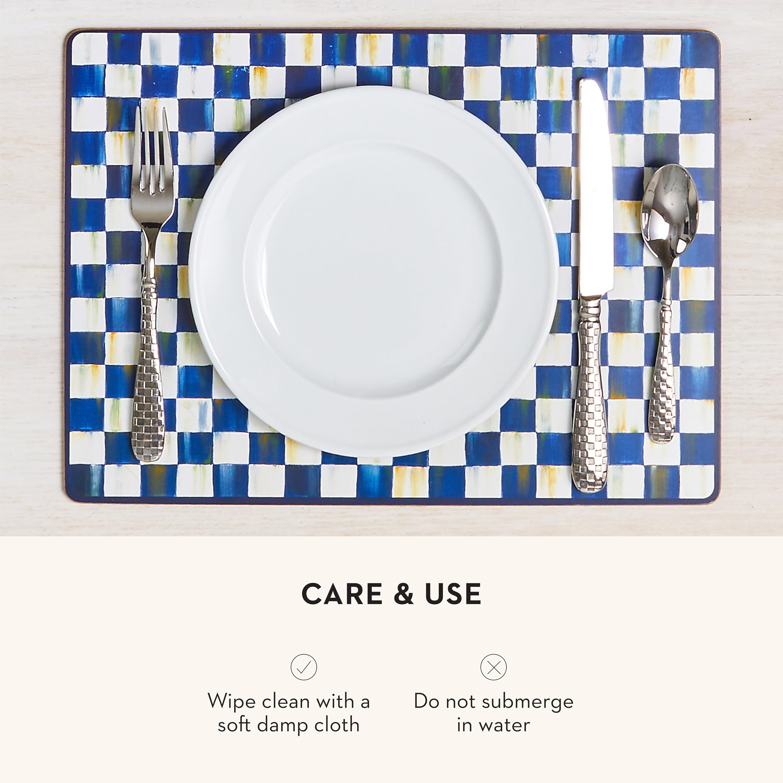 Manteles Mackenzie-Childs combinados con otros accesorios para comedor coordinado