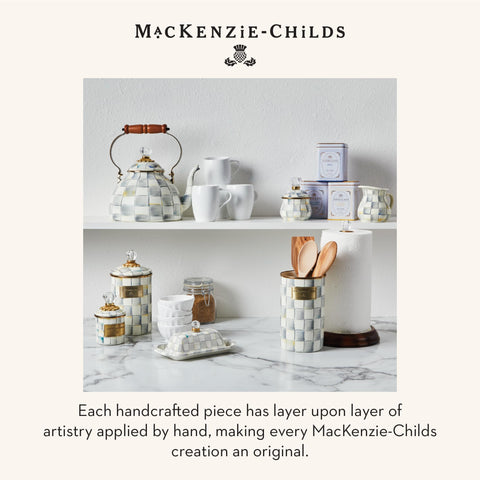 MACKENZIE-CHILDS diseño icónico de cuadros gris mejora cualquier cocina.