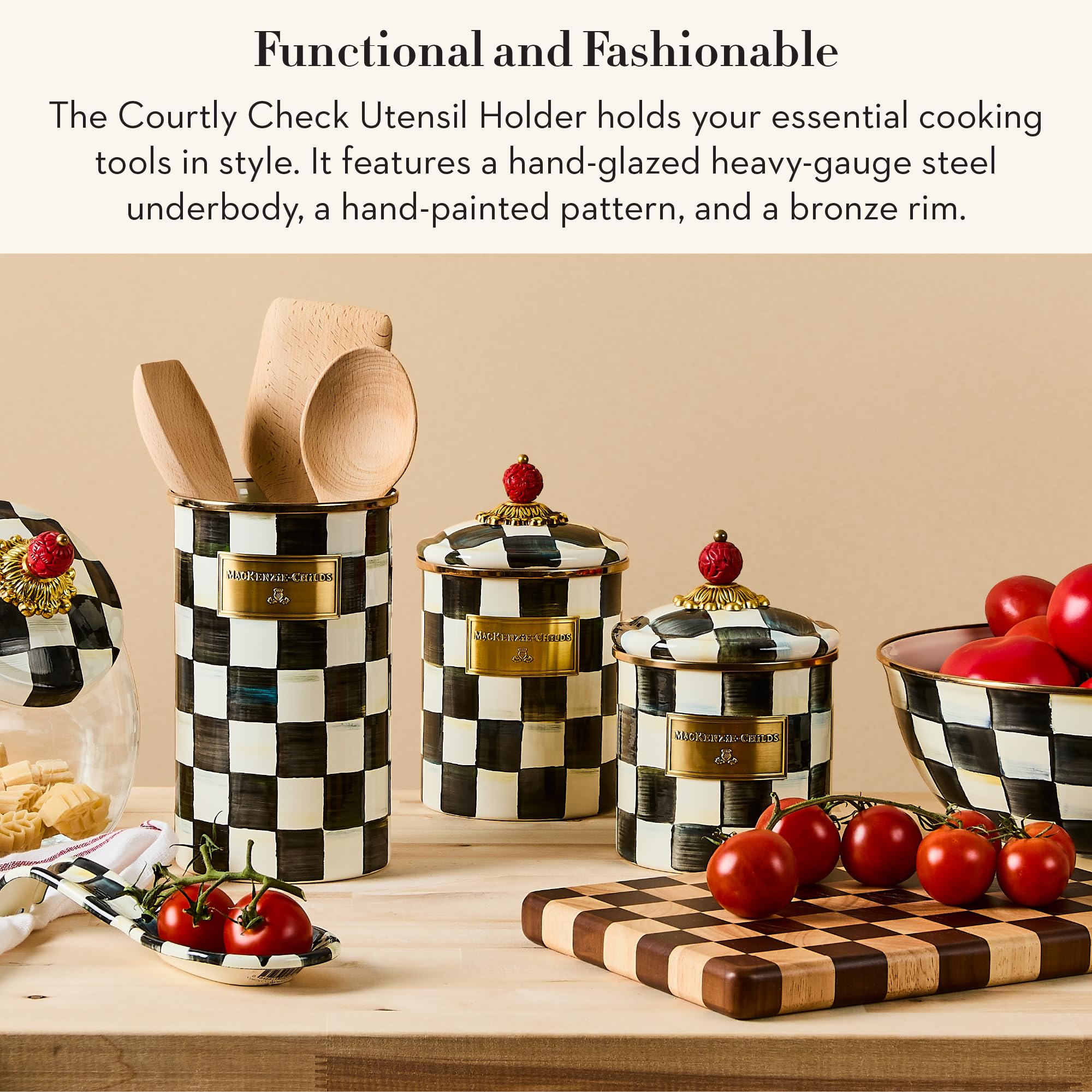 MACKENZIE-CHILDS diseño Courtly Check añade elegancia clásica a cocinas modernas.