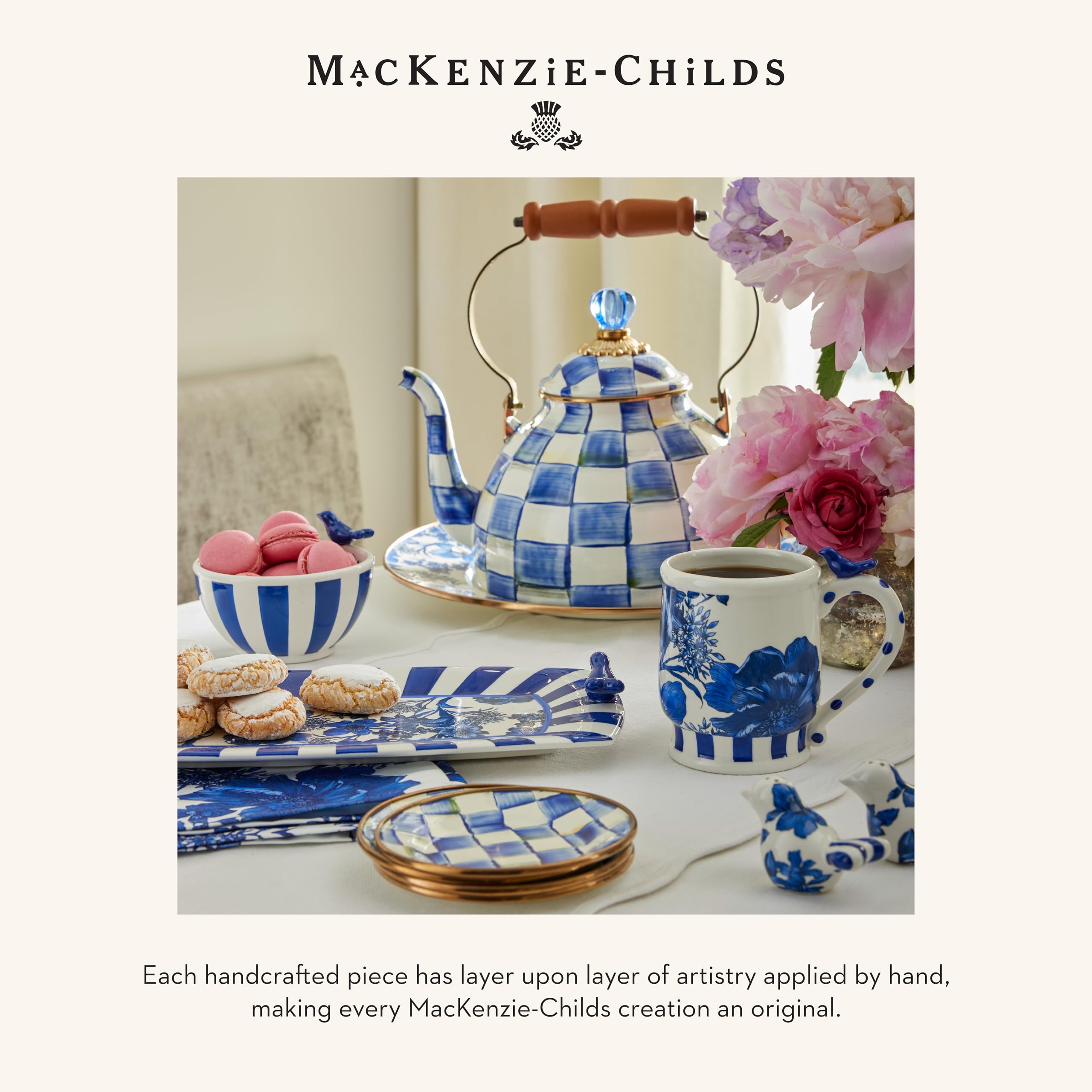 Diseño Royal Check de MacKenzie-Childs aporta artesanía y estilo a la mesa.