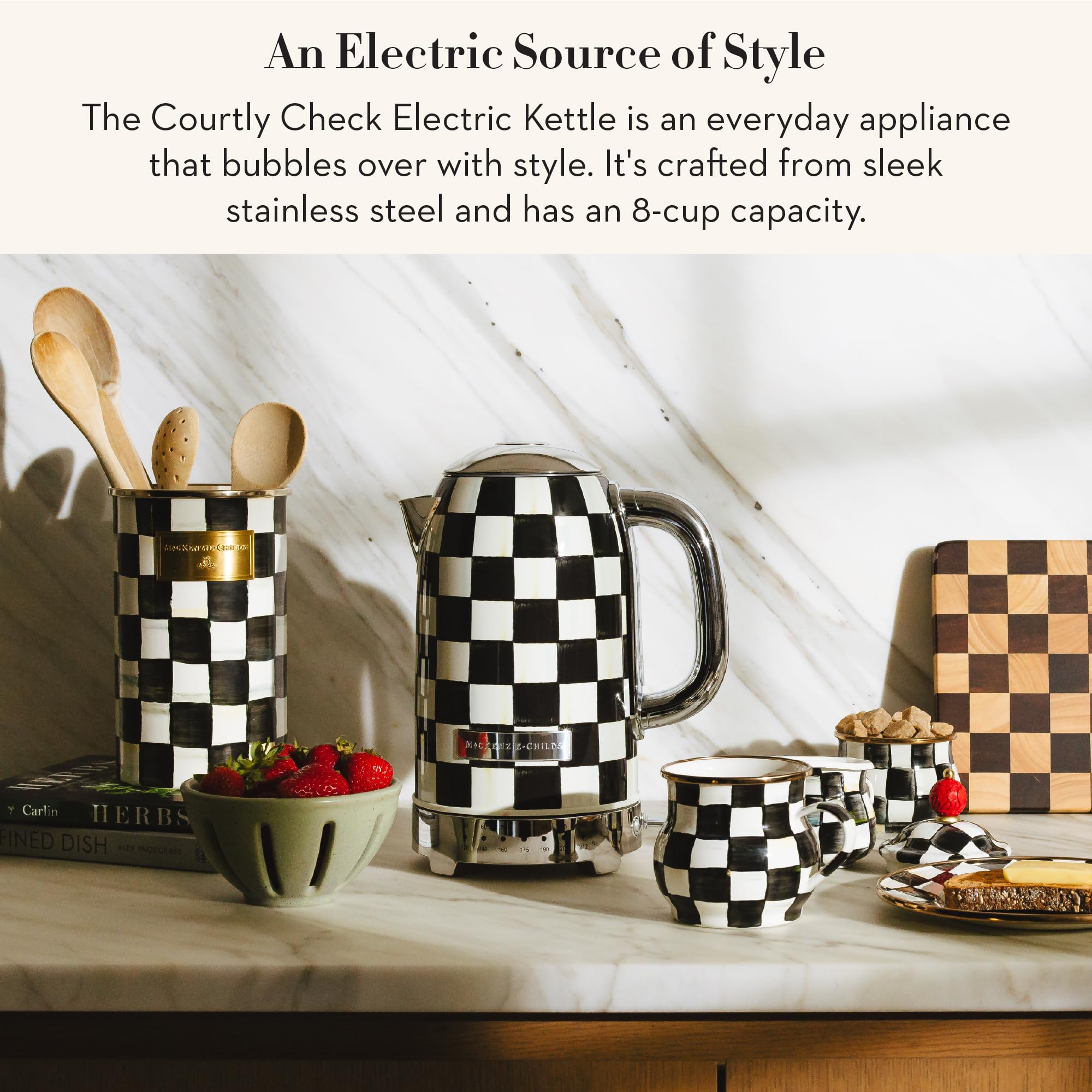 MACKENZIE-CHILDS hervidor eléctrico de acero inoxidable con diseño elegante.