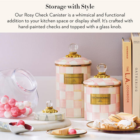 Tapa de cristal Mackenzie-Childs Rosy Check, cierre hermético para conservar frescura.