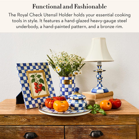 MacKenzie-Childs porta-utensilios encimera esmaltado Royal Check con acceso rápido a herramientas de cocina.