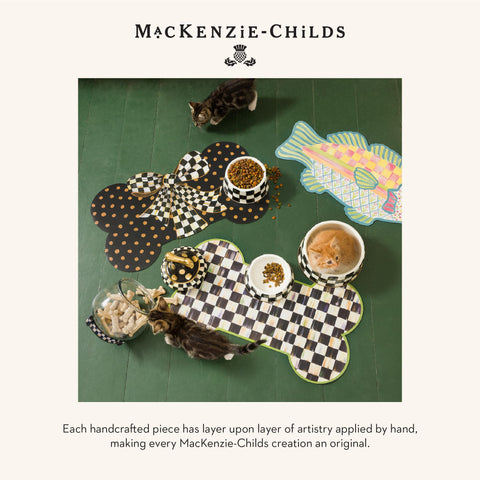 MACKENZIE-CHILDS alfombrilla Pup, ideal para mantener ordenadas las estaciones de comida.
