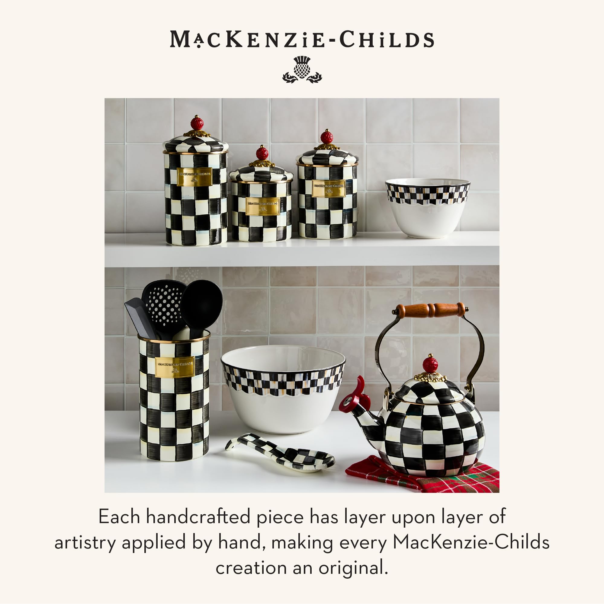 Diseño Courtly Check de MacKenzie-Childs mantiene cucharas a mano sin desorden.