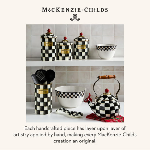 Diseño Courtly Check de MacKenzie-Childs mantiene cucharas a mano sin desorden.