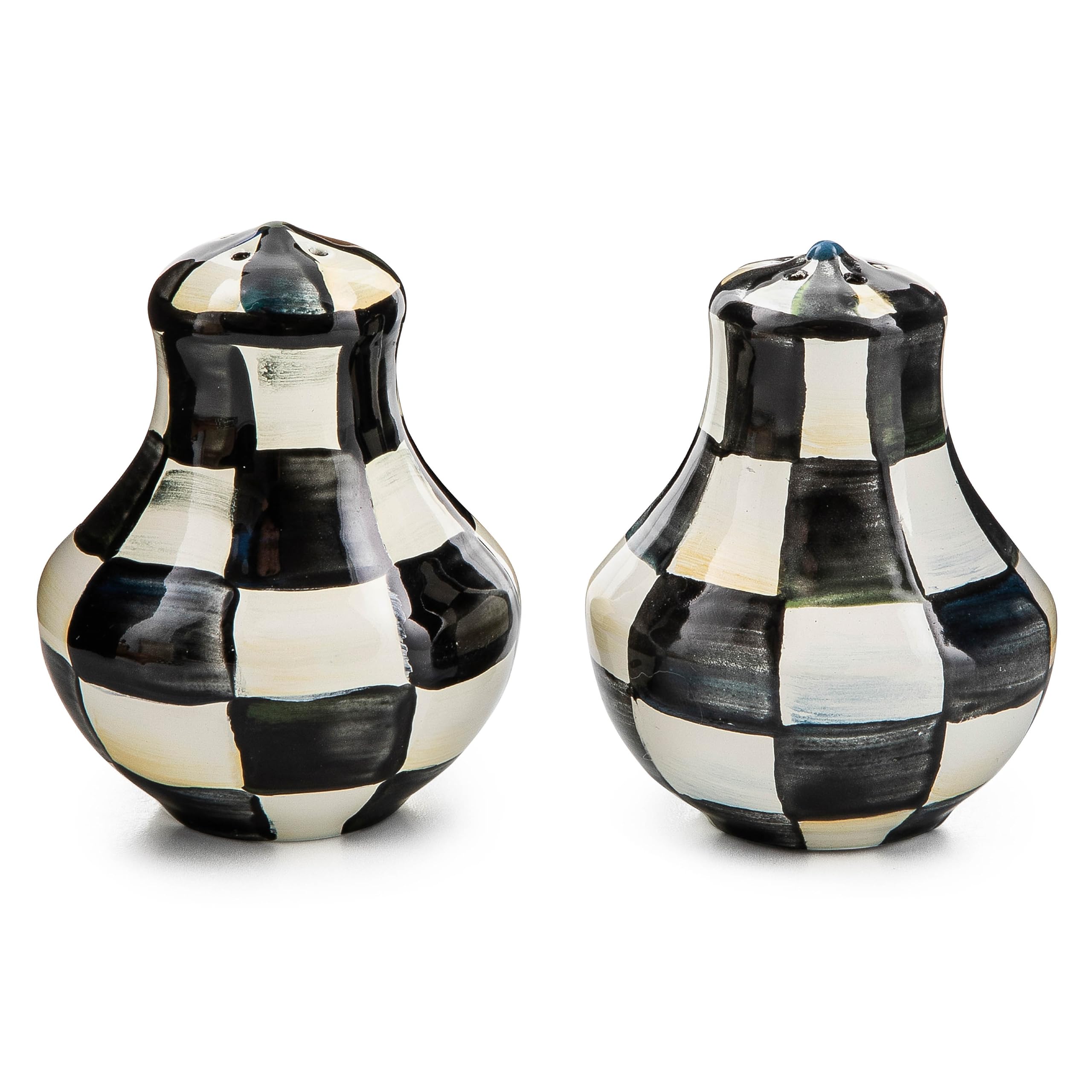 MacKenzie-Childs salero y pimienta esmaltadas Courtly Check para realzar la mesa.