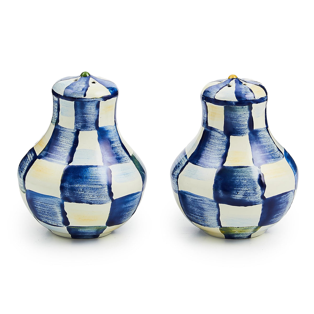 MacKenzie-Childs salero y pimentero Royal Check en azul y blanco para sazonar con estilo.