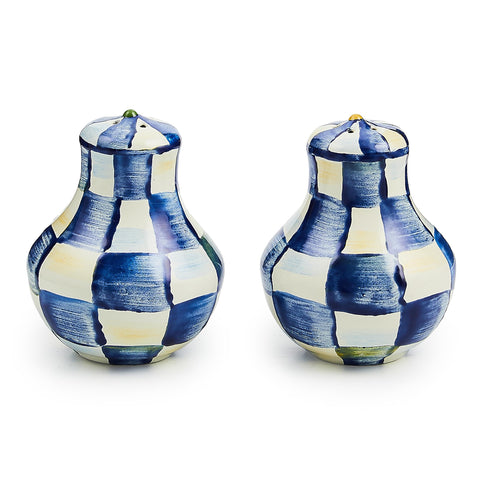 MacKenzie-Childs salero y pimentero Royal Check en azul y blanco para sazonar con estilo.