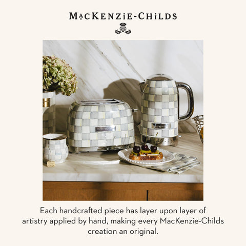 Tetera Mackenzie-Childs con estampado de cuadros para reuniones y oficinas.