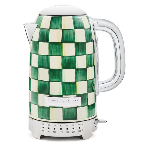 Tetera eléctrica Mackenzie-Childs con patron cuádros esmeralda para la cocina.