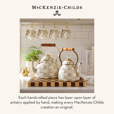 Acabado decorativo Mackenzie-Childs añade toque elegante a la cocina.