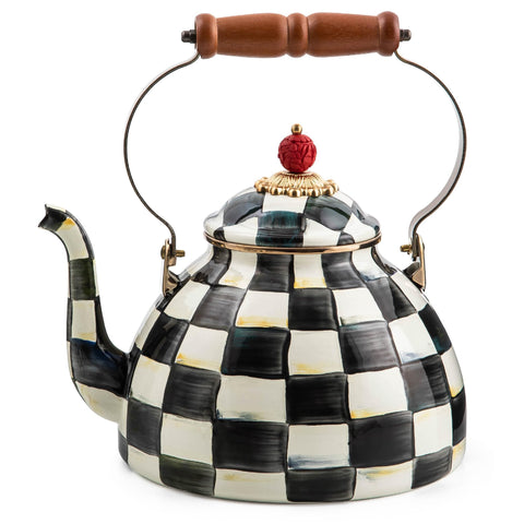 Tetera Mackenzie-Childs esmaltada con Courtly Check, ideal para infusiones elegantes.