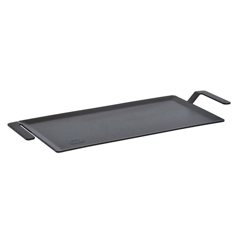 Plancha Made In de acero al carbono, superficie amplia para sellar carnes jugosas.