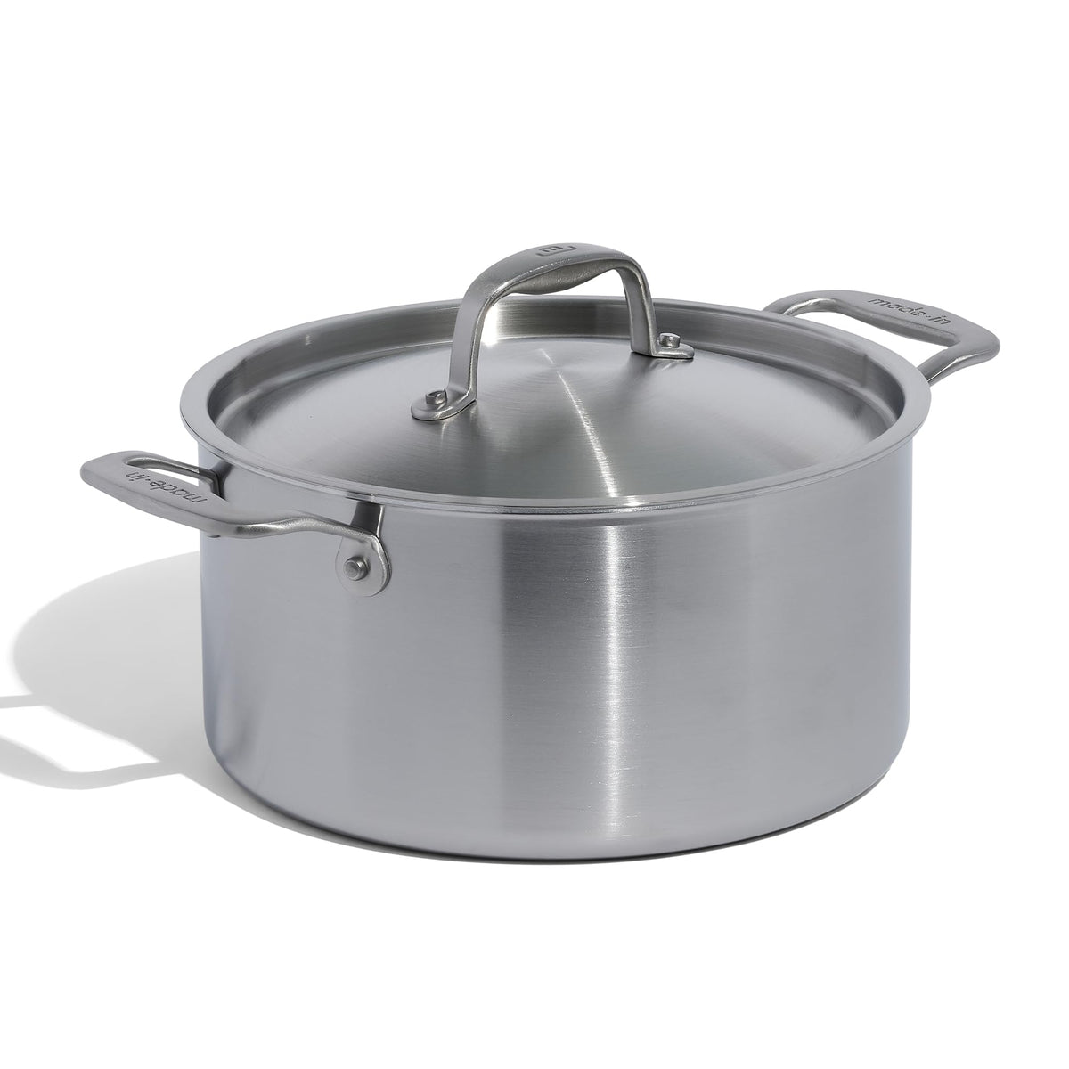 Olla Made In Stock Pot de 6 cuartos con tapa: excelente retención de calor para cocciones uniformes.